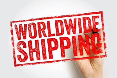 Sınırlı bir çerçevenin içinde sıkıntılı kırmızı harfler içeren Dünya Çapında Sevkiyat damgası, küresel dağıtım kapasitesini ve uluslararası lojistik servisini temsil eden, bir işaret tutan görünür bir el tarafından çizilmiş.