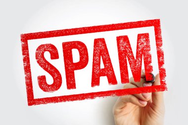 İstenmeyen iletiler, çöp içeriği, filtrelenmiş iletişim, uyarı işaretleri ve dijital ya da fiziksel uyarı etiketlerini temsil eden bir el olarak koyu kırmızı blok harfleriyle gösterilen spAM damgası