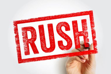 Bir el tarafından tutulan, zamana duyarlı belgeler, paketler veya öncelikli iş akışı eylemleri için uygun, dokuma sınırları içinde cesur bir acil mesaj içeren rUSH damgası