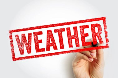 Bir el tarafından çizilmiş çerçeveli bir kenarda kalın desenli kırmızı harflerle gösterilen hava durumu damgası. Raporda hava tahminleri, iklim konuları, çevre iletişimi veya bilgi etiketlemesi öneriliyor