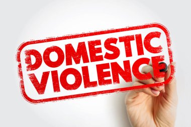 Aile içi şiddet mesajı damgası, dikdörtgen çerçeve içinde sıkıntılı kırmızı tipografi, sosyal farkındalık kavramı, istismar önleme, aile güvenliği, insan hakları ve kamu avukatlığı mesajı