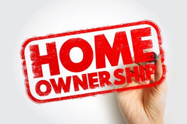 Ev sahipliği metni, mülkiyet hakları, gayrimenkul yatırımları, konut güvenliği, kişisel varlıklar ve konut istikrarını sembolize eden, bir insan eli tarafından tutulan cesur bir damga olarak sunuluyor.