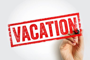 İnsan eli, boş zaman ve tatil konsepti imajı ile tutulan tatil damgalı kalın harfler, seyahat planı veya onay sembolü, elle damgalanan turizm mesajı