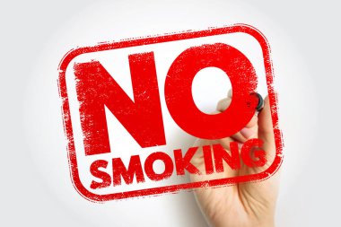 Sigara içme yasağı damgası, el işareti, yasaklama işareti, kısıtlama politikasının sembolik gösterimi, güvenlik kuralı, sağlık farkındalığı uyarısı olarak vurgulanan yasaklama mesajı