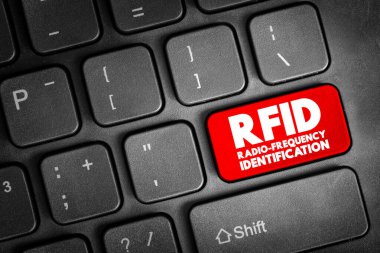 Kırmızı klavye tuşundaki RFID metni kablosuz tanımlama teknolojisini, veri izleme, otomasyon, envanter kontrolü, güvenlik sistemleri, dijital dönüşüm ve akıllı iş süreçlerini sembolize ediyor