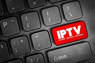 Klavye tuşundaki IPTV İnternet Protokol Televizyon metni televizyon akışı medya ağı iletişim teknolojisi eğlence dijital arayüzü kavramını sembolize ediyor
