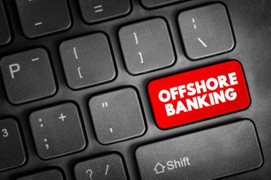 Uluslararası finans, varlık yönetimi, yabancı hesaplar, vergi stratejileri, küresel işlemler, zenginlik koruması ve sınır ötesi finans hizmetlerini vurgulayan offshore bankacılık kavramı bilgisayar klavyesinde gösterildi