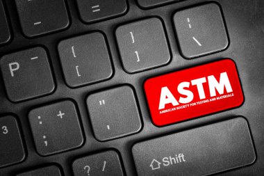 ASTM (American Society for Testing and Materials), dijital ortamda endüstri standartlarını, malzeme testini, kalite güvencesini, düzenleyici uyumluluğu, mühendislik kriterlerini ve küresel teknik özellikleri sembolize eden bir klavye tuşuna vurgulanmıştır.