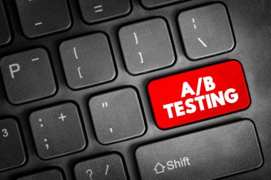 Deney, karşılaştırma analizi, optimizasyon yöntemleri, performans ölçümü, veri güdümlü kararlar, pazarlama deneyleri ve yazılım geliştirme stratejisini gösteren bir B TESTING anahtarı