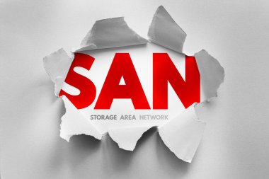 Yırtık kağıt konsepti, teknoloji kısaltma tipografisi, kurumsal veri altyapısı teması, dramatik kağıt yırtılması efektli soyut iş illüstrasyonu ile ortaya çıkan SAN metni