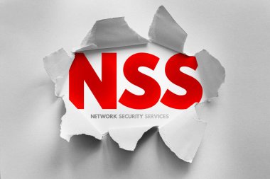 Yırtık kağıt tasarımı, kriptografik kütüphaneleri gösteren siber güvenlik konsepti, güvenli iletişim, kimlik doğrulama ve veri koruma çerçeveleri yoluyla görüntülenen NSS Ağ Güvenlik Servisleri metni