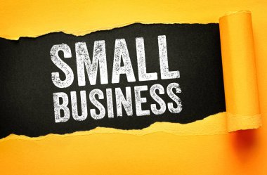 Küçük işletme metni, girişimcilik, mülkiyet, yönetim, yerel ticaret, büyüme potansiyeli ve bağımsız şirket faaliyetlerini temsil eden yırtık kağıt arka planda gösterilir