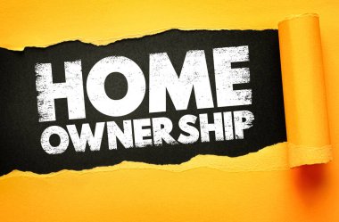 Yırtık kağıt arkaplanda gösterilen ev sahipliği metni, mülkiyet haklarını, konut istikrarını, kişisel yatırımları, konut güvencesini ve uzun vadeli taahhütleri temsil eden emlak konsepti