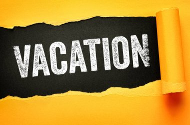 Yırtık kağıt yüzeyinde sergilenen tatil metni eğlence konsepti gevşeme zamanı turizm tatilleri kaçış planı özgürlük seyahati yaşam tarzı sezonluk kırılma fikirleri