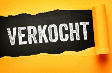 Yırtık kağıt arkaplanda gösterilen VERKOCHT metni, Hollandaca karşılığı 