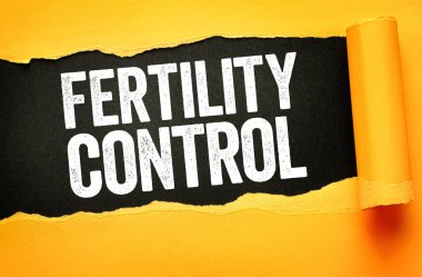 Yırtık kağıt arkaplanda doğurganlık kontrol metni tipografisi, üreme düzenlemesi, nüfus yönetimi, doğum planlaması, sağlık politikası, aile planlaması ve sosyal sorumluluk hakkında kavramsal görüntü ortaya çıkarıldı