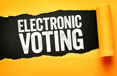 Çağdaş seçim sistemlerini, dijital oylama kullanımını, güvenli teknoloji süreçlerini, demokratik katılımı, yönetim yapısını ve yurttaşlık sorumluluk temalarını vurgulayan yırtık kağıt arkaplan üzerindeki elektronik oylama metni