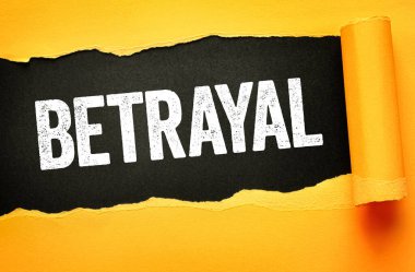 Yırtık kağıt arkaplanda gösterilen ihanet metni kırık güven, aldatma, duygusal mücadele ve psikoloji ve sosyal temalar için kişisel hayal kırıklığını ifade ediyor