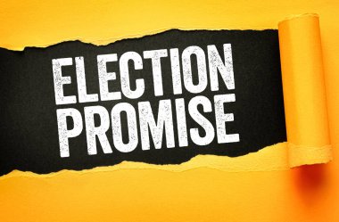 Seçim vaadi metni, siyasi kararlılık, kampanya vaatleri, seçmen beklentileri, güvenilirlik ve demokratik sorumluluğu vurgulayan yırtık kağıt arkaplanda gösterildi