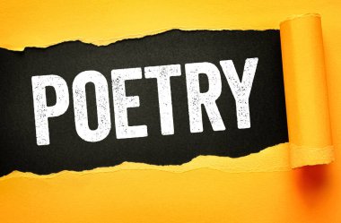 Yırtık kağıt arkaplanda gösterilen şiir metni yaratıcı yazı, duygu, dil, ritim, ifade ve sanatsal edebiyat temalarını sembolize ediyor