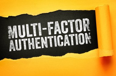 Yırtık kağıt, erişim koruması, doğrulama adımları, kimlik kontrolü ve sistem savunma farkındalığı ile ilgili güvenlik mesajı yoluyla ortaya çıkan MULTI FACTOR AUTHENTICATION cesur tipografi