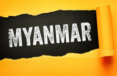 Yırtık kağıt arka plan, seyahat ve coğrafya konsepti üzerine cesur dokulu harflerle sunulan MYANMAR ülke adı ulusal kimlik, Asya hedefi, turizm teşviki ve küresel kültürel farkındalığı vurguluyor