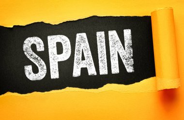 Yırtık kağıt arkaplanda cesur sıkıntılı harflerle gösterilen İspanya ülke adı, ulusal kimlik, Avrupa hedef cazibesi, kültür mirası, turizm tanıtımı ve küresel bilinç temasını vurgulayan güçlü seyahat ve coğrafya kavramı