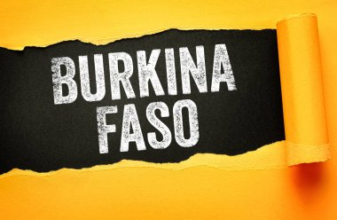 Burkina Faso ülke adı yırtık kağıt yüzeyinde Afrika kimlik dayanıklılığını ve küresel farkındalığı sembolize ederek ulusal tanınmayı vurgulayan cesur bir tipografi ile ortaya çıktı