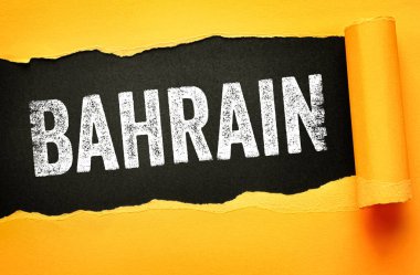 BAHRAIN cesur büyük harf yırtık kağıt stili ile açıklanan, güçlü tipografik varlığa sahip ulusal isim odaklı coğrafya, seyahat promosyonu, kültürel kimlik ve bilgilendirme tasarım kullanımı uygun