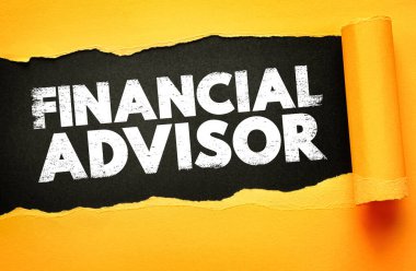 Finansal danışman metni, profesyonel para rehberliği, zenginlik planlaması, yatırım stratejisi, finansal danışmanlık hizmetleri ve uzun vadeli finansal başarı kavramını sembolize eden yırtık kağıt arkaplanda sergilendi