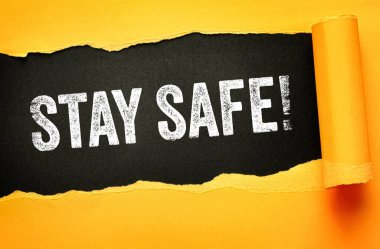 Yırtık kağıt arkaplanda ihtiyat bilincini, kişisel koruma rehberliğini, risk önlemeyi, güvenlik bilincini ve refah sorumluluğunu temsil eden güvenli metni görüntüle