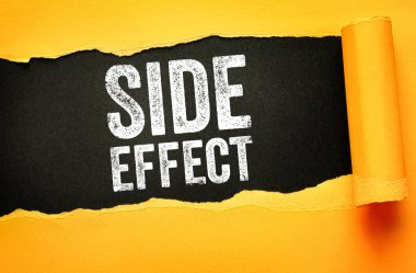 Yan etki metni yırtık kağıt arka planda görünür, reaksiyon, semptom, sağlık tepkisi, tedavi riski, tıbbi farkındalık ve uyarıcı bilgi