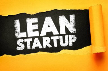 Yenilikçiliği, girişimciliği, çevik kalkınmayı, verimliliği, ölçeklenebilir büyüme stratejilerini ve modern iş metodolojisini sembolize eden yırtık kağıt arkaplan üzerine eğik bir girişim konsepti