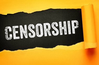 Denetim, kısıtlama ve medya bastırma temalarını vurgulayan, editoryal tasarım, bilinçlendirme kampanyaları, özgürlük tartışmaları ve iletişim kavramları için uygun cesur bir ifade olarak gösterilen sansür kelimesi