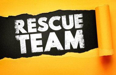 Kurtarma ekibi metni, acil durum tepkisi, işbirliği ve hayat kurtarma operasyonlarını temsil eden, afet, güvenlik, insani yardım ve takımla ilgili içeriklere uygun yırtık kağıt üzerinde görüntülendi