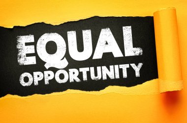 Yırtık kağıt üzerinde yayınlanan fırsat metni adalet, erişim ve kapsama, eğitim, istihdam, çeşitlilik, sosyal adalet ve örgütsel eşitlik kavramlarını simgeliyor