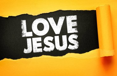 Yırtık kağıdın içinde Sevgiler İsa 'nın metni var. İnancın ve Hıristiyanlığın dini ve ruhani mesajı. İbadet, kilise ve kişisel inanç sistemleri için ilham verici bir bağlılık.