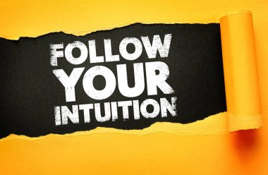 Yırtık kağıda yazılmış sezgi metnini takip et. İçgüdülere güvenme, iç ses ve karar verme ve kişisel gelişim için ruhsal rehberlik hakkında motivasyon alıntısı