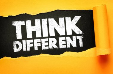 Farklı mesajların yırtık kağıt deliğinden açıldığını düşün. Yaratıcı zihniyet, yenilik ve geleneksel kalıpları yıkma kavramı. İş ve eğitim için motivasyon ifadesi