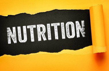 Yırtık kağıdın içinden besleyici sözcük çıkıyor. Gıda blogları, beslenme tavsiyeleri ve sağlık koçluğu malzemeleri için ideal. Dengeli yeme ve vitamin alımının vurgulanması