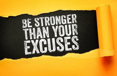 Yırtık kağıtlarla gösterdiğin motivasyon alıntılarından daha güçlü ol. Fitness, kişisel büyüme, engelleri aşmak ve başarı elde etmek için ilham verici bir mesaj.