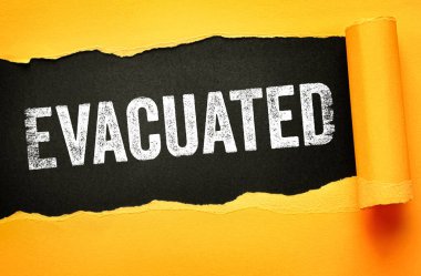 Tahliye durumu yırtılan kağıtlarla ortaya çıktı. Acil durum müdahalesi, afet yardımı ve güvenlik yönetimi kavramı. Acil durumlar veya boş mallar için kritik bildirim