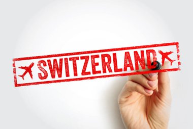 İsviçre metni beyaz arka planda pul çerçeveli uçak simgeleriyle. Elinizde bir kalem var. İsviçre seyahatleri, iş gezileri ve uluslararası uçuşlar için seyahat ve turizm kavramı