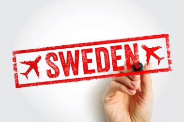 Beyaz arka planda elle tutulan İsveç yazılı pulu. Kırmızı kauçuk pul efektli seyahat hedefi konsepti, uçak simgeleri ve tatil planlama ve seyahatler için insan eli işaretleyicisi..