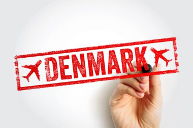 Danimarka seyahat konsepti. El yazısı ve kırmızı pul. Üzerinde uçak simgeleri ve ülke ismi var. Web sitesi veya blog için turizm, uçuş ve tatil beldesi geçmişi.