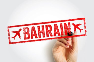 BAHRAIN metni uçak sembollü kırmızı kauçuk pul tasarımı içeriyordu. Seyahat planlama, körfez bölgesi turizmi ve Orta Doğu havacılık lojistiğini temsil eden kavramsal görüntü
