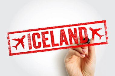 İzlanda kırmızı pulu ve uçak simgeleri bir el tarafından tutuluyor. Seyahat temalı bu grafik turizm ve küresel geçişi, tatil planlaması ve uluslararası taşımacılık kavramları için mükemmel olduğunu vurguluyor.