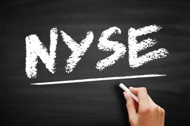 New York Borsası 'nın kısaltması tebeşirle tahtaya yazılmış. Görüntü, dünyanın en büyük geleneksel borsasını vurgulayan harflerin altını çizen bir ele sahip.