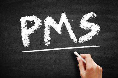 Adet Öncesi Sendromu 'nun kısaltması ve tahtada yazan Proje Yönetim Sistemi. Sağlık belirtileri veya organizasyonel planlama yazılımı için tıbbi ve iş kısaltması.