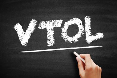 Dikey Kalkış ve İniş için kullanılan VTOL kısaltması yazı tahtasına elle yazılmış. Havada süzülebilen, hareket edebilen ve pist olmadan inebilen uçak için uzay mühendisliği terimi..